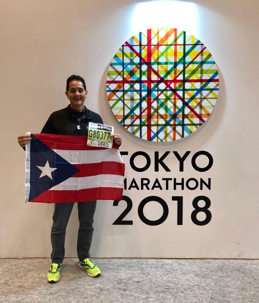 El Dr. Jaime Ortiz posa orgulloso con su número de corredor en el Maratón de Tokio. Es el primer boricua en correr en los seis principales maratones del mundo y en los siete continentes. (Suministrada)