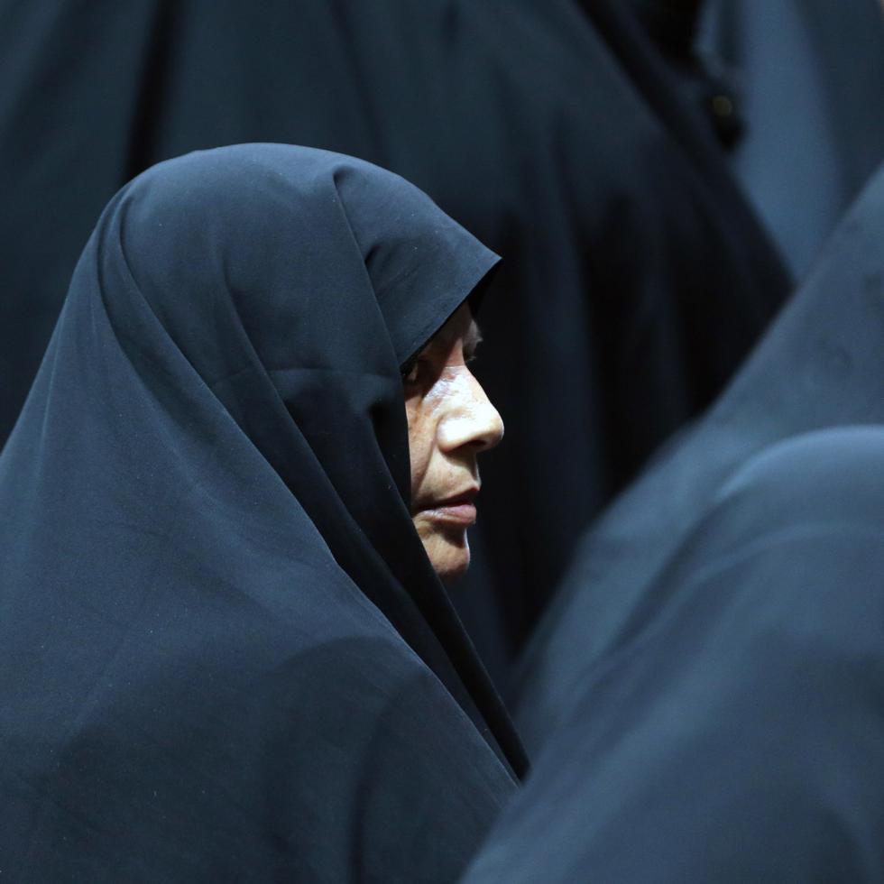 Este es el más reciente intento de la República Islámica de reimponer el uso del velo, que muchas mujeres dejaron de usar tras la muerte en 2022 de Mahsa Amini,