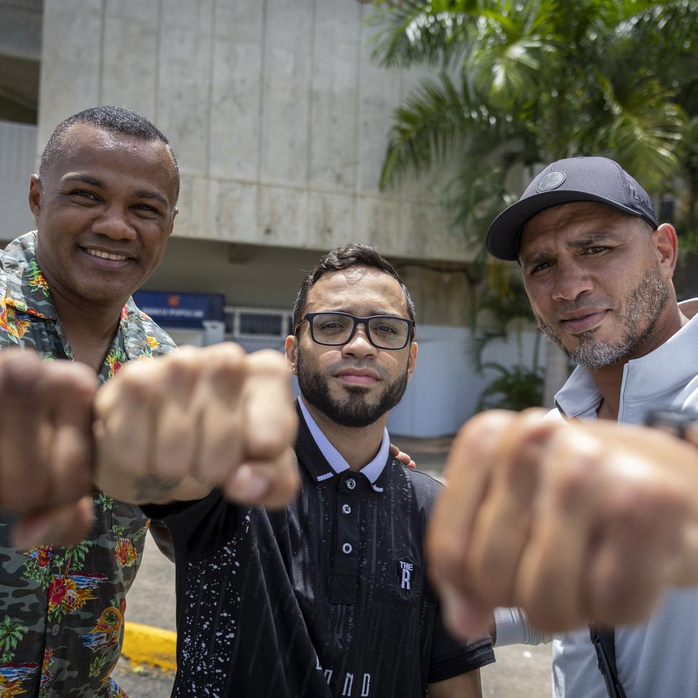 El campeón mundial Oscar Collazo (al centro) comparte con los excampeones Tito Trinidad (izquierda) y Miguel Cotto (derecha).