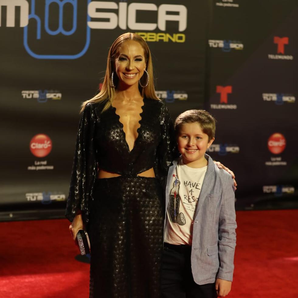 Alexandra Fuentes y su hijo Adrián durante un evento en el 2019.