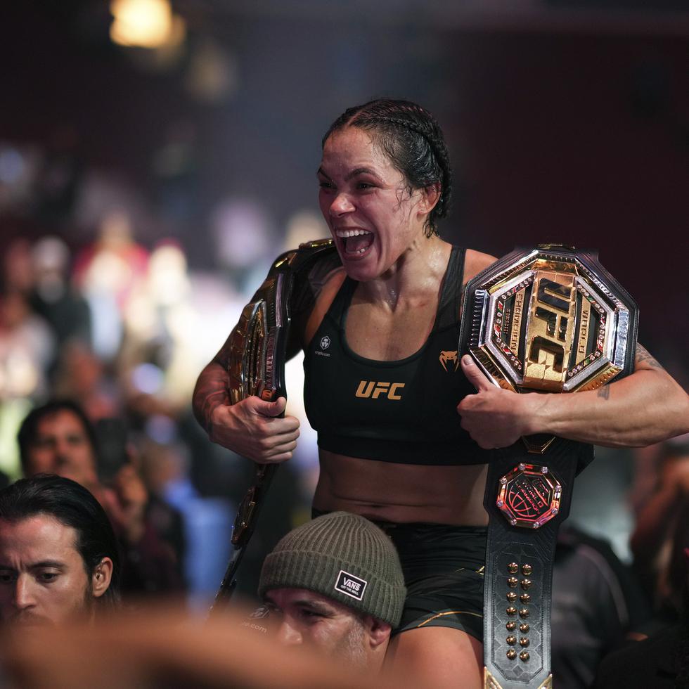 Amanda Nunes celebra su triunfo sobre la mexicana Irene Aldana en UFC 289.