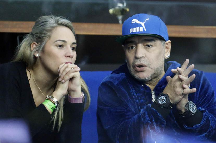 Diego Maradona habla junto a su novia Rocío Oliva. (AP)
