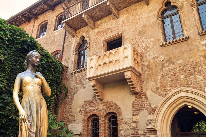Balcón de Julieta, y estatua en bronce de esta joven, en Verona, Italia.