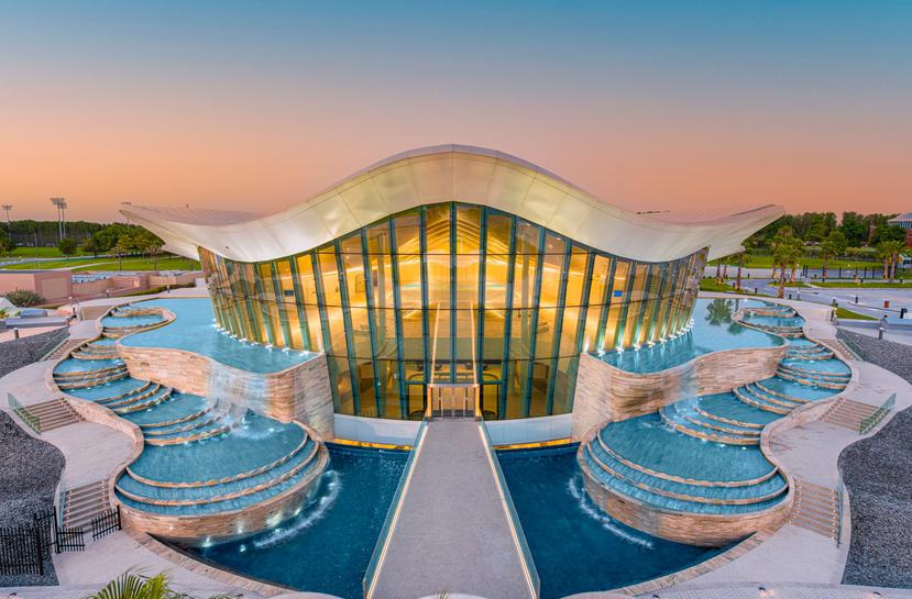 Fachada de la impresionante edificación que alberga la piscina Deep Dive Dubai.