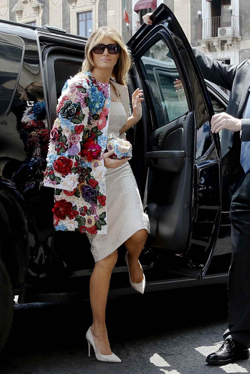 La primera dama lucía como una modelo con la chaqueta de Dolce & Gabbana. (AP)