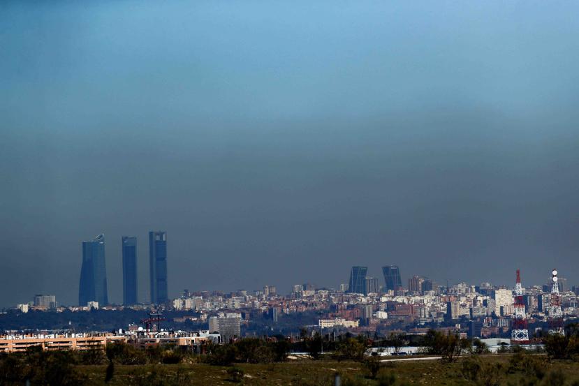 Vista de zona en Madrid cubierta por la contaminación en 2017. (EFE)
