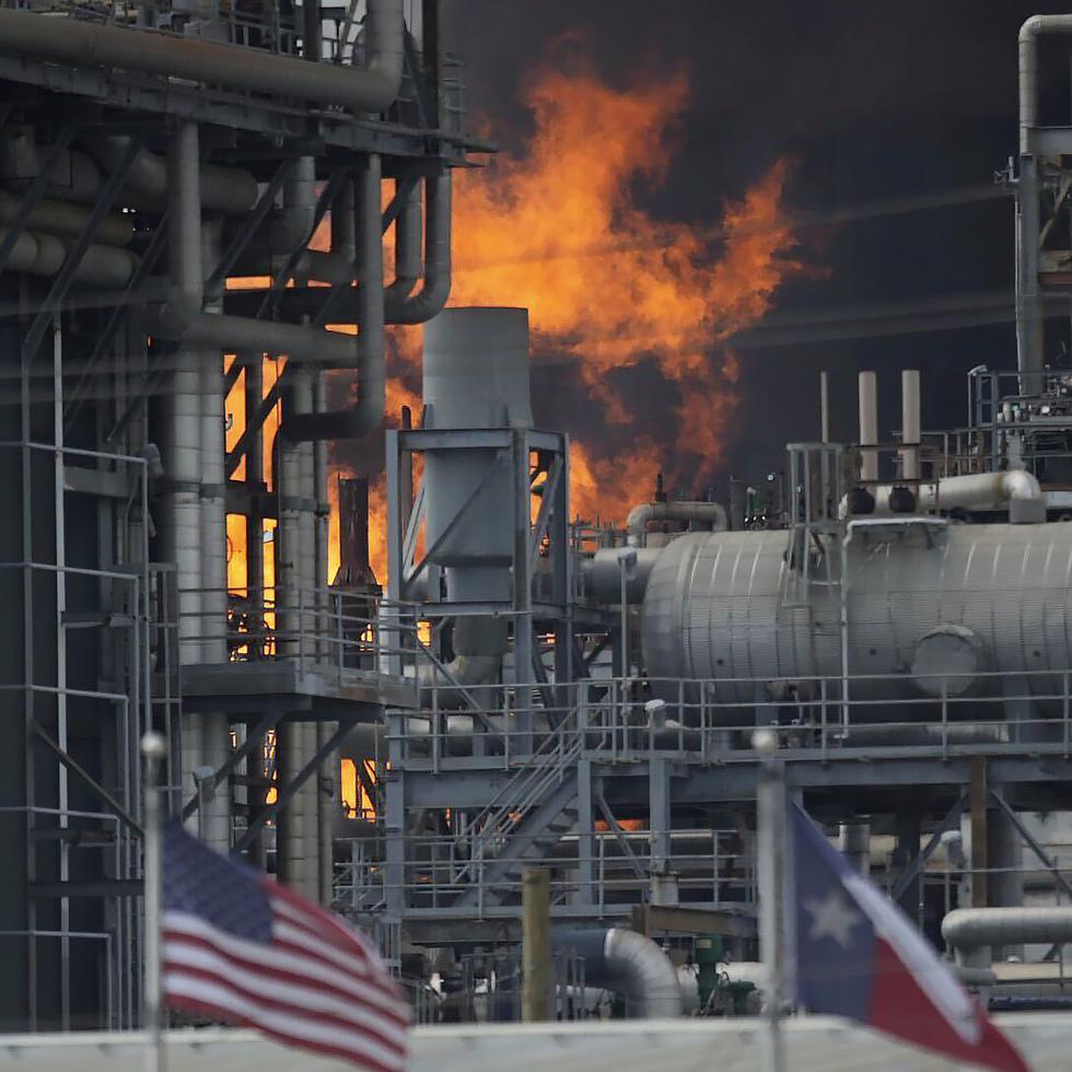 Un incendio arde en una planta química de Shell el viernes 5 de mayo de 2023, en Deer Park, Texas.