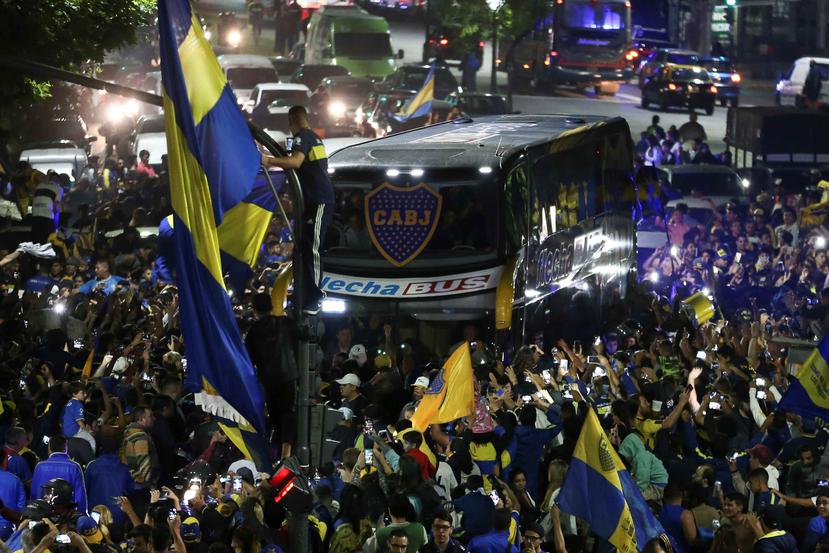 El bus que transporta a los jugadores del Boca Juniors es recibido por aficionados que se reúnen para despedir al equipo en el denominado "banderazo" en las inmediaciones del estadio 'La Bombonera' hoy, en Buenos Aires, Argentina. (EFE)