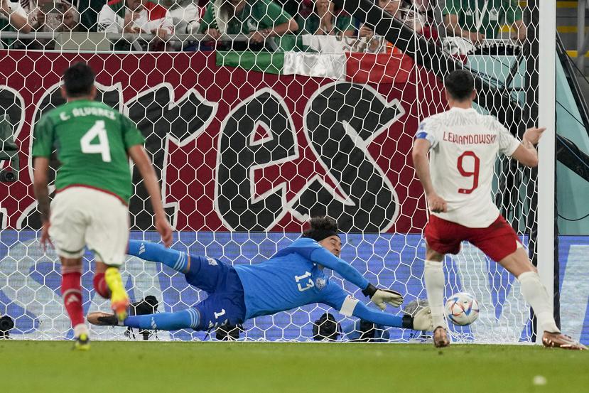 El arquero de México Guillermo Ochoa ataja el penal ejecutado por el polaco Robert Lewandowski en el partido del Grupo C del Mundial, el martes 22 de noviembre en Doha.