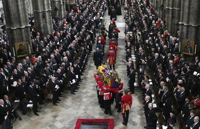 El ataúd de la reina Elizabeth II es trasladado a la Abadía de Westminster para su funeral en el centro de Londres.