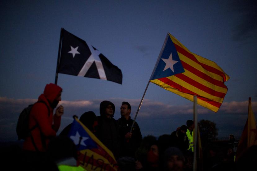 Manifestantes bloqueando una autopista durante una huelga general, cerca de Girona (AP).