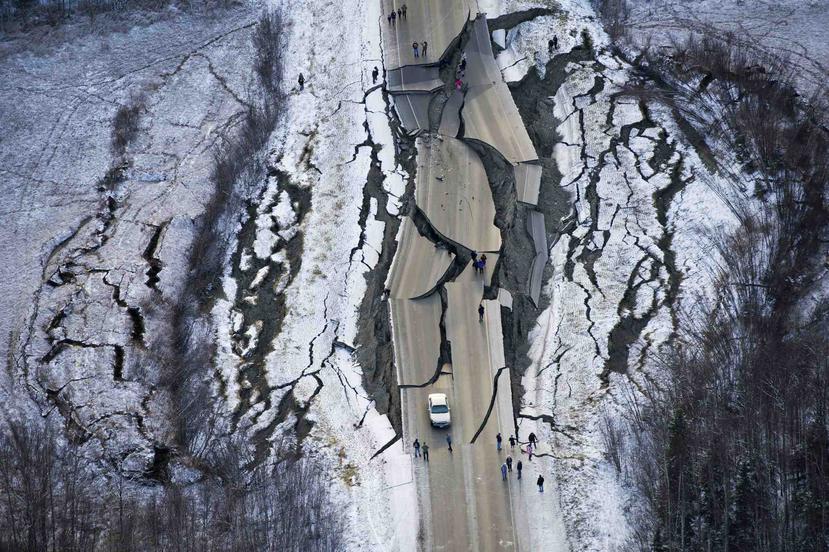 Esta fotografía aérea muestra daños en la carretera Vine, al sur de Wasilla, Alaska, después de dos terremotos el viernes 30 de noviembre de 2018. (Marc Lester/Anchorage Daily News vía AP)