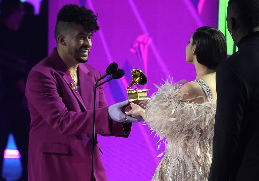 Sofia Carson le entregó a Bad Bunny el premio al 'Mejor álbum urbano' por "El Último Tour Del Mundo" en la ceremonia de los Latin Grammy en 2021.