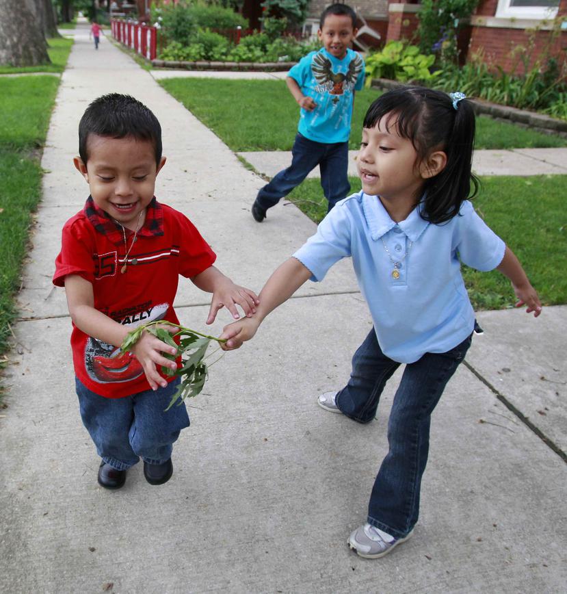 Varios niños hispanos juegan a las afueras de su casa en Illinois. (EFE)