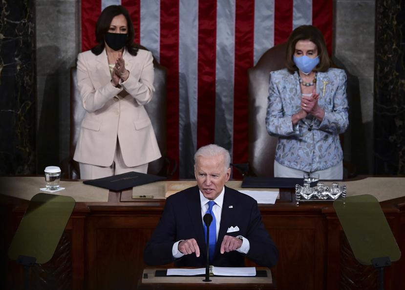 En esta histórica foto aparece el presidente Joe Biden, la vicepresidenta Kamala Harris y la presidenta de la Cámara de Representantes, Nancy Pelosi.