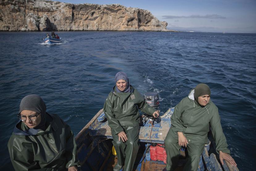 Foto del 12 de febrero del 2020 que muestra (de der. a izq.) a Fatiha Naji, Fatima Mekhnas y Saida Fetouh en el inicio de una jornada de pesca en Belyounech, al norte de Marruecos. (AP Photo/Mosa'ab Elshamy)