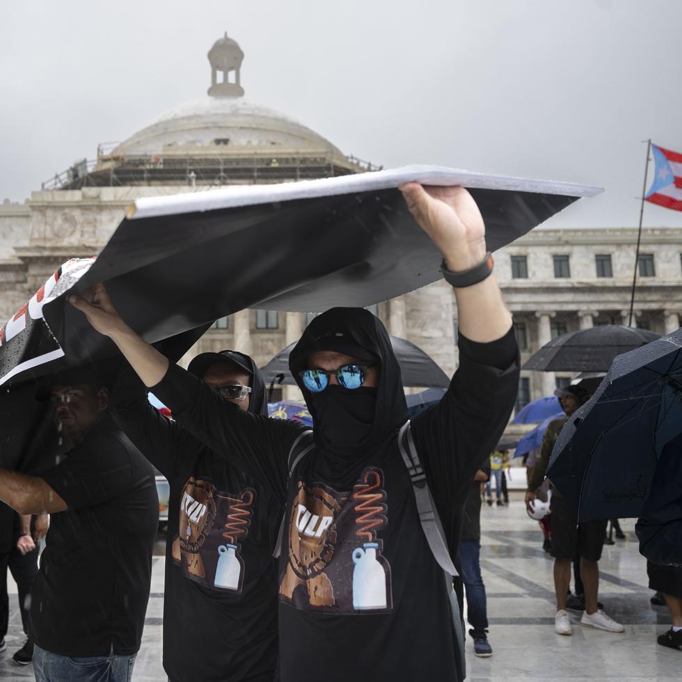 Pese a la lluvia, decenas de personas se manifestaron frente al Capitolio.