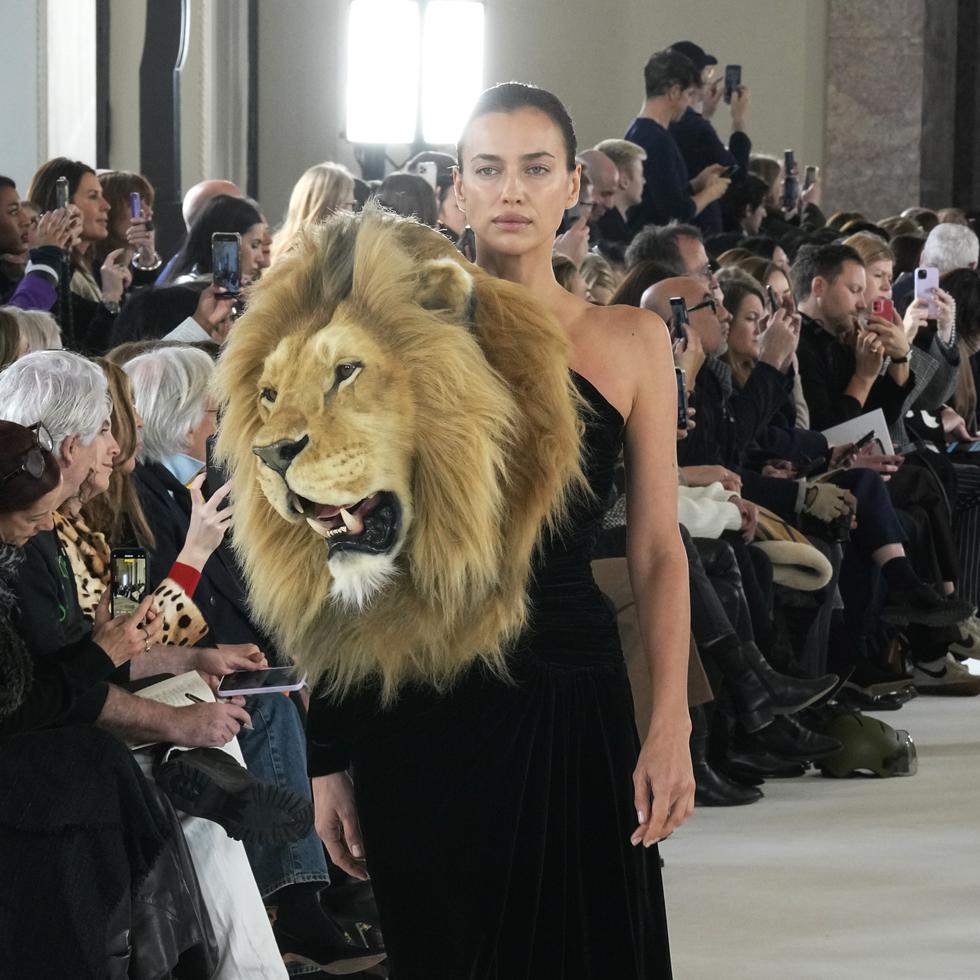 Una de las creaciones de Schiaparelli para la colección Haute Couture Spring-Summer 2023 presentada en París.