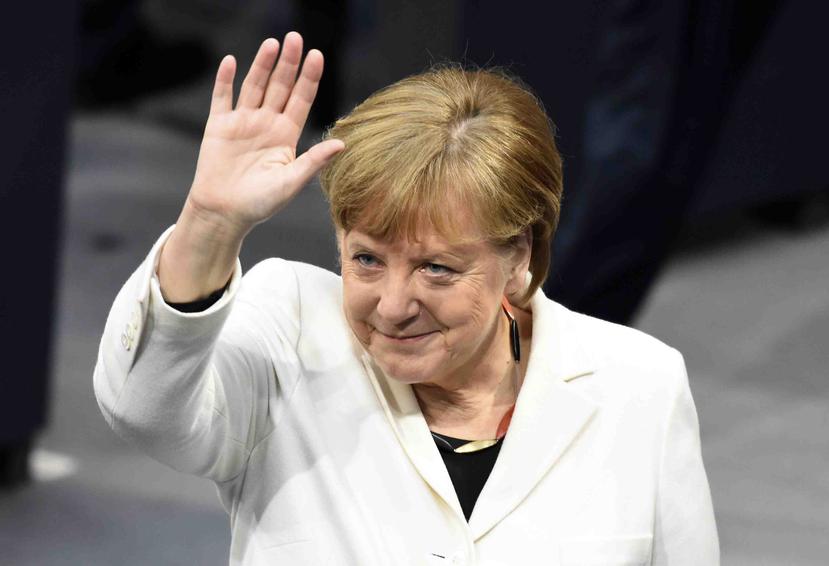 La canciller de Alemania, Angela Merkel, saluda tras su elección para un cuarto mandato como canciller en el Bundestag, el parlamento alemán. (AP)