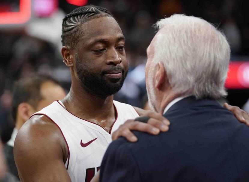 Dwyane Wade, del Heat de Miami, abraza a Gregg Popovich, entrenador de los Spurs de San Antonio, al concluir el encuentro. (AP)