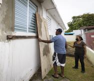 Residentes de Loíza aseguraban ayer su residencia ante el paso de la tormenta tropical Fiona.
