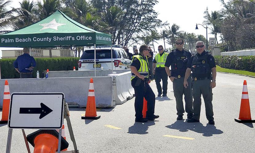 Agentes de la policía revisan un retén de seguridad en Palm Beach, Florida. (Damon Higgins/The Palm Beach Post via AP)