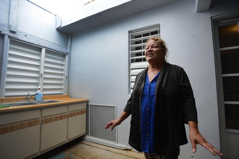 Carmen Ortiz teme que sus pertenencias se dañen al no tener parte del techo.