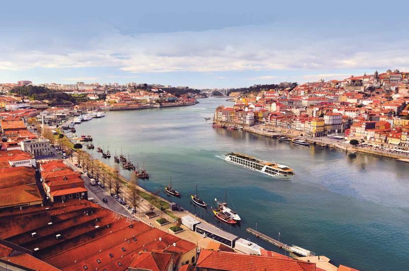 Cada vez son más las alternativas que tienen los viajeros que quieren disfrutar de una travesía por un río. En la foto, el Emerald Radiance, navegando por el río Douro en la ciudad de Oporto, en Portugal. (Suministrada)
