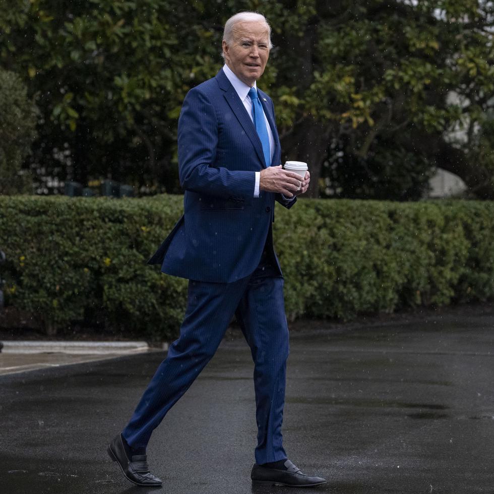 El presidente Joe Biden saliendo recientemente de la Casa Blanca. En unas horas, ofrece su mensaje sobre la situación de Estados Unidos.