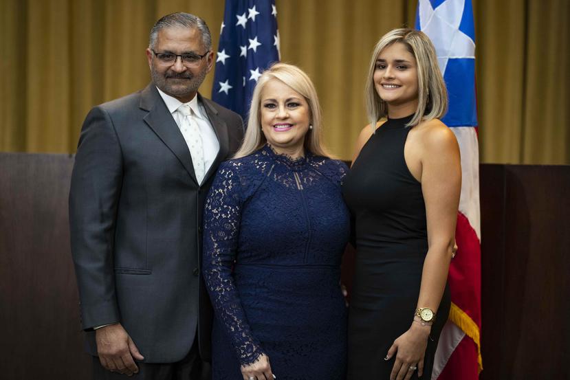 En el centro, la gobernadora Wanda Vázquez junto a su esposo, el juez Jorge Díaz Reverón, y su hija, Beatriz Díaz Vázquez.