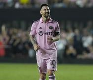 El argentino Lionel Messi, del Inter Miami, se lamenta tras errar un tiro libre en el encuentro.
