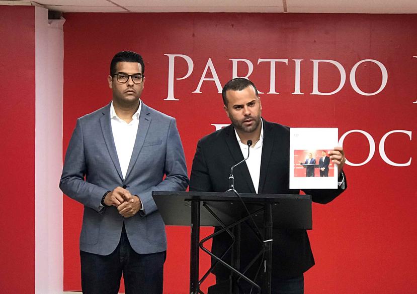 El portavoz alterno del PPD en la Cámara de Representantes, Ramón Luis Cruz Burgos, junto al representante Jesús Manuel Ortiz, izquierda. (Suministrada)