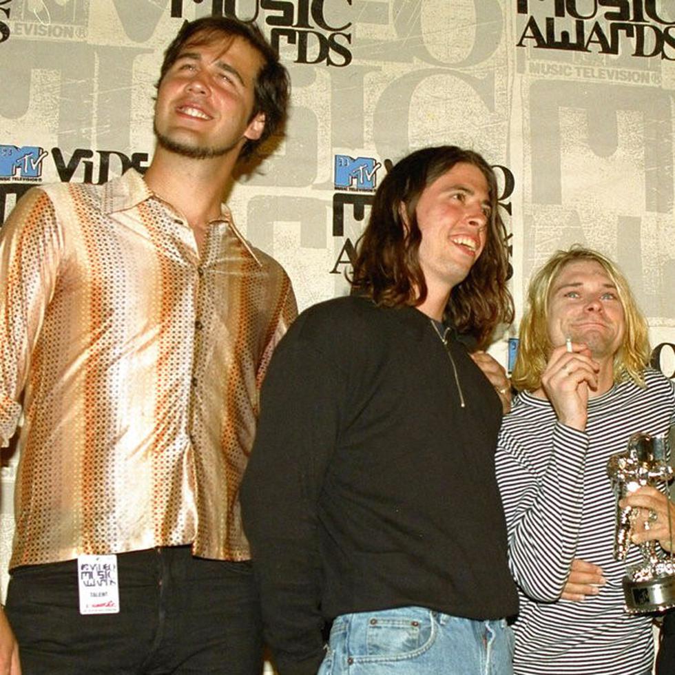 La banda Nirvana, de izquierda a derecha, Krist Novoselic, Dave Grohl y Kurt Cobain posan tras recibir un premio a mejor video alternativo en la 10a entrega anual de los Premios MTV el 2 de septiembre de 1993.