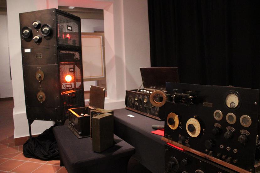 Part of the sample of the exhibition of the centenary of the radio in Puerto Rico in the Ballajá Barracks.