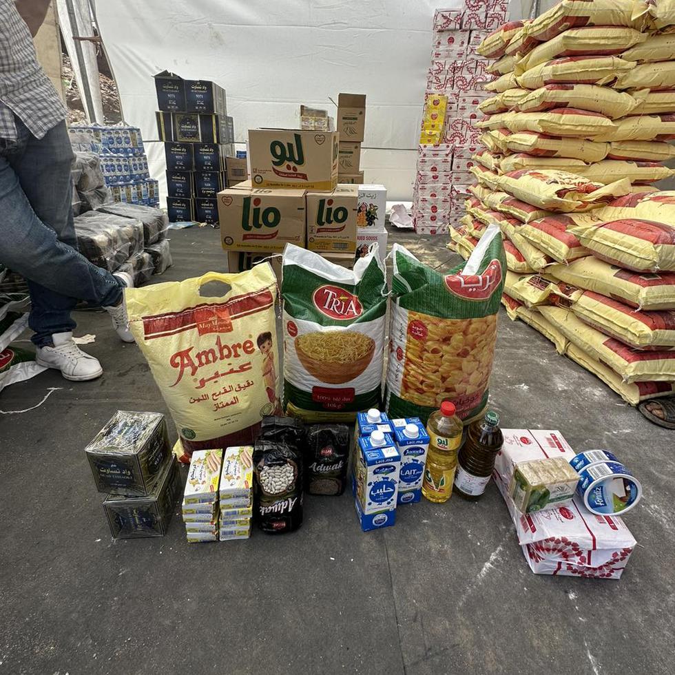 Algunos de los suministros que fueron repartidos por la Fundación Mochileando 100x35 ayer, en Marruecos.