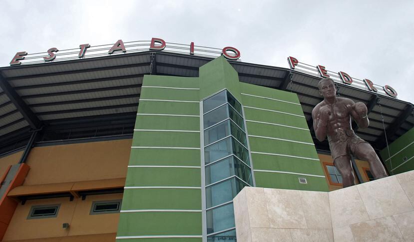 Una estatua del boxeador adorna la entrada del estadio Pedro Montañez en Cayey. (Archivo / GFR Media)
