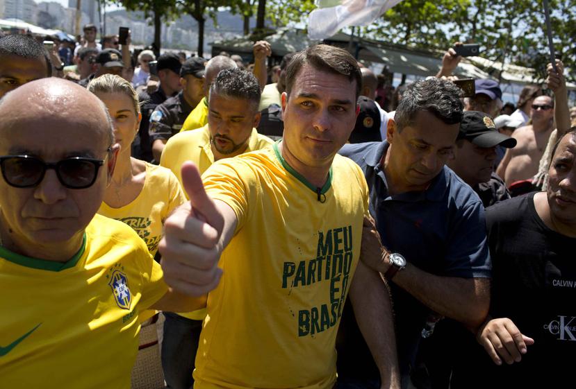 Flavio Bolsonaro, hijo del candidato presidencial Jair Bolsonaro, saluda durante un mitin en apoyo a su padre. (AP / Silvia Izquierdo)