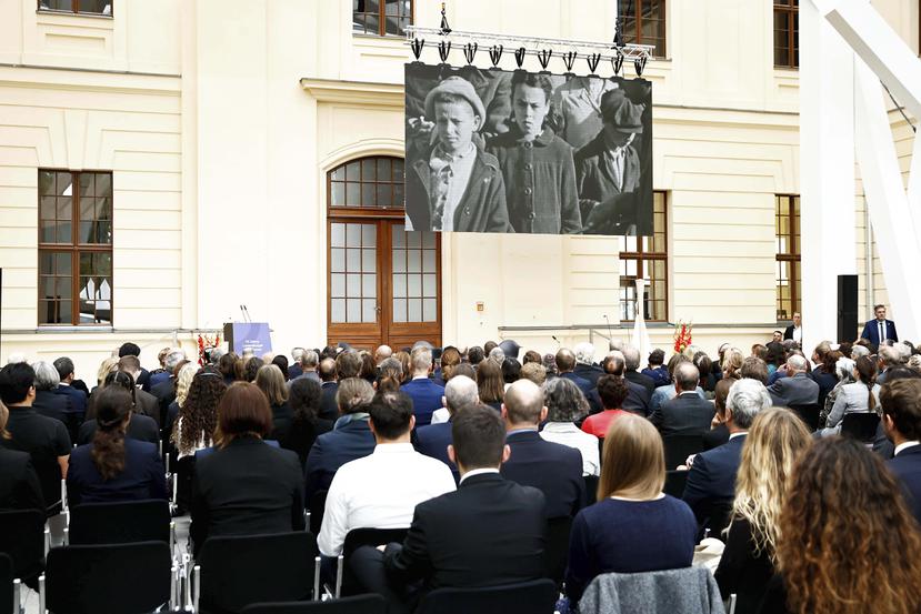 Decenas de asistentes observan la proyección del tráiler del documental "Reckonigs" durante el evento "70 años del Acuerdo de Luxemburgo" en el Museo Judío de Berlín.