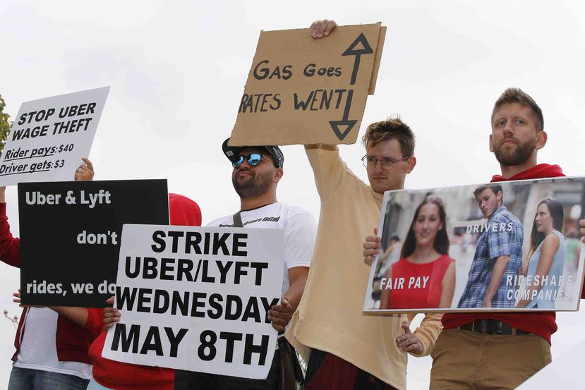 Conductores de ambas empresas protestan por salarios decrecientes. (AP)