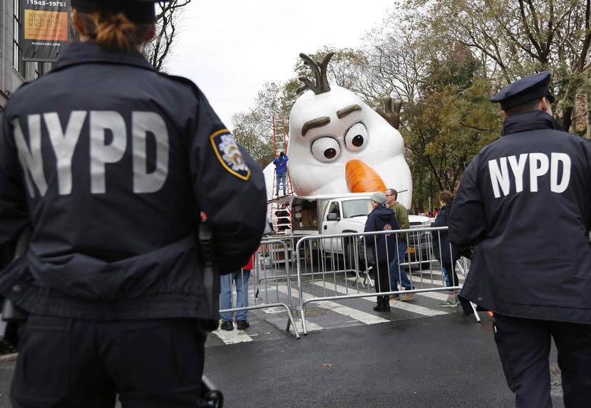 Elementos de la policía de Nueva York se colocan cerca de un sitio donde un globo enorme es inflado para el Desfile de Día de Acción de Gracias de Macy´s en la ciudad de Nueva York. (AP)