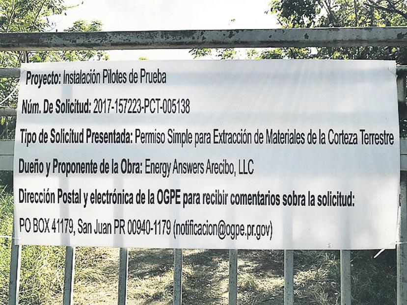 En la parte superior se aprecian los trabajos realizados por la compañía en el terreno, ubicado en Arecibo. A la derecha, tipo de  permiso otorgado. (Suministrada)