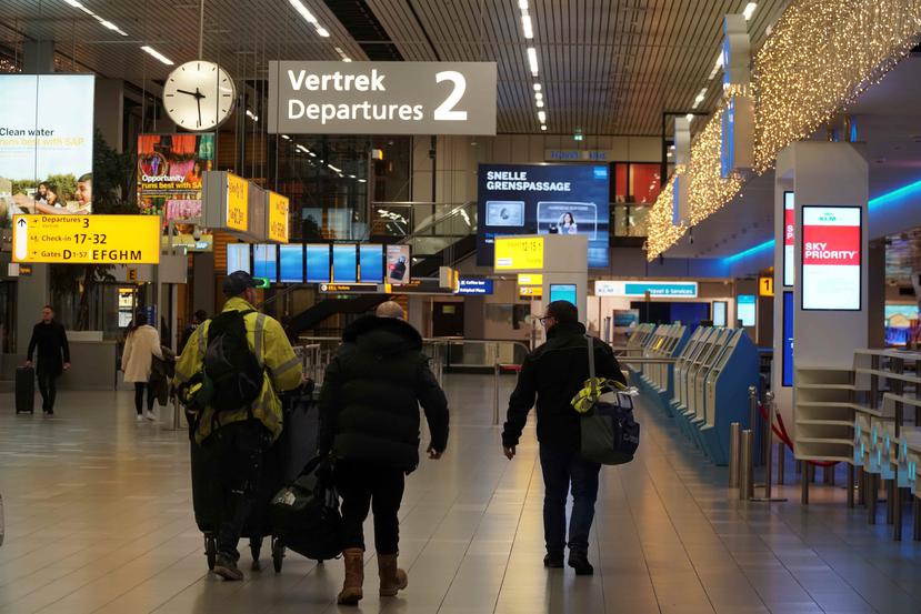 El aeropuerto Schiphol de Amsterdam volvió a la normalidad este jueves, después de que un avión de la compañía española Air Europa activase por error la alarma de secuestro. (EFE)