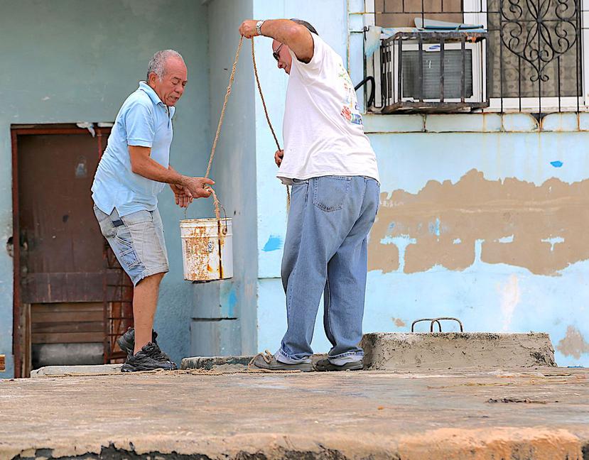 Personas buscan agua en Cuba.