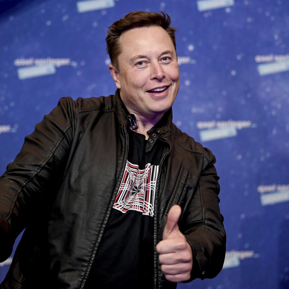 Tras asumir las riendas de Twitter, Elon Musk (arriba) ordenó al creación de una suscripción de $8.00 mensuales que otorgaría el cotejo azul que, en el pasado, era reservado para personas cuya identidad fue verificada por la empresa.