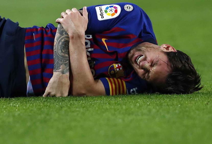El delantero argentino Lionel Messi tras lesionarse durante un partido de la Liga española contra Sevilla. (AP)