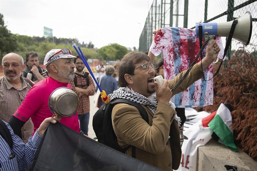 Con camisteas que simulan estar ensangrentadas, manifestantes reclamaron contra el partido en Israel. (LA NACION - Crédito: Aníbal Greco / Enviado especial)