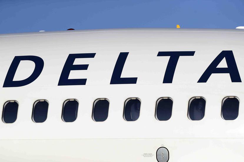 El logo de la compañía a un costado de un avión de Delta Air Lines en el Aeropuerto Internacional de Denver. (AP/David Zalubowski)