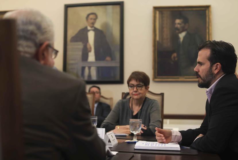 La fiscal federal Rosa Emilia Rodríguez durante la reunión con el gobernador Ricardo Rosselló en La Fortaleza.