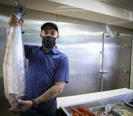 La Marisquería Atlántica, de Isla Verde, vende unas 600 libras de salmón a la semana, producto que reciben unas 48 horas después de su pesca. En la foto, el chef ejecutivo de Marisquería Atlántica, Mauricio Santelice.