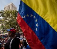 Un grupo de personas toma parte en una manifestación por mejoras salariales en Caracas, en Venezuela. (EFE/ Miguel Gutiérrez)